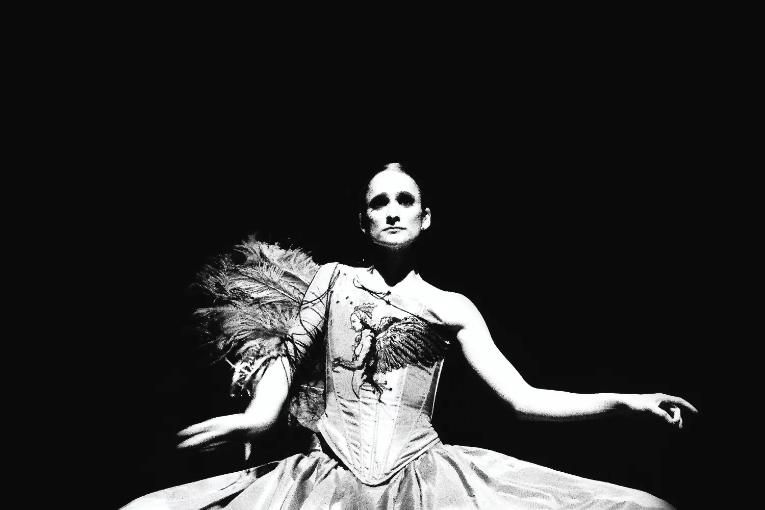 Bailarina con corsé y abanico de plumas en escena
